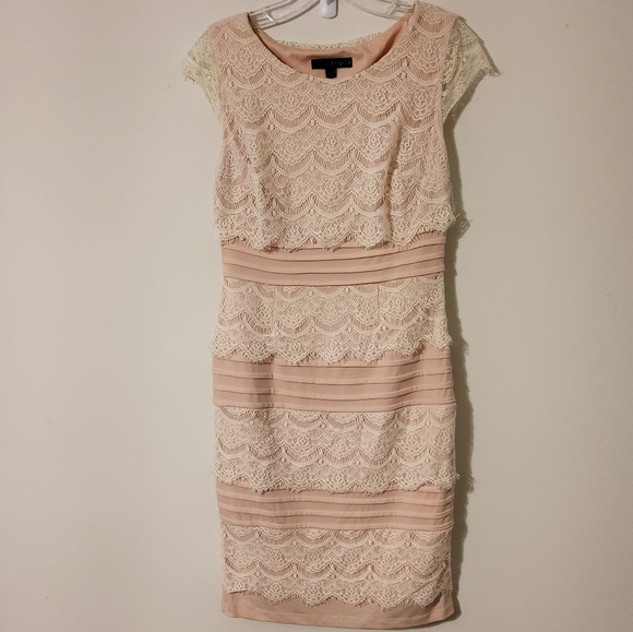 Signature by Sangria Dresses & Skirts - Sangria Stretch Peach/White Embroidered Lace Tiered Sheath Dress Roundneck Sz 6